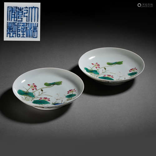 A PAIR OF CHINESE QING DYNASTY QIANLONG FAMILLE ROSE PLATES ...