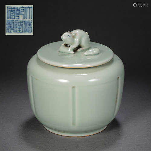 QING DYNASTY QIANLONG BLUE PORCELAIN JAR, CHINA  