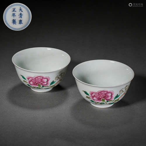 A PAIR OF CHINESE QING DYNASTY YONGZHENG FAMILLE ROSE CUPS  