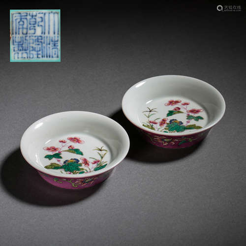 A PAIR OF CHINESE QING DYNASTY QIANLONG FAMILLE ROSE CUPS  