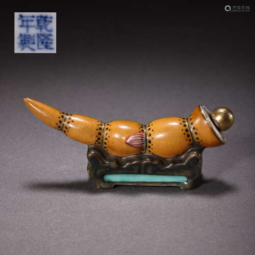 CHINESE QIANLONG FAMILLE ROSE SNUFF BOTTLE, QING DYNASTY  