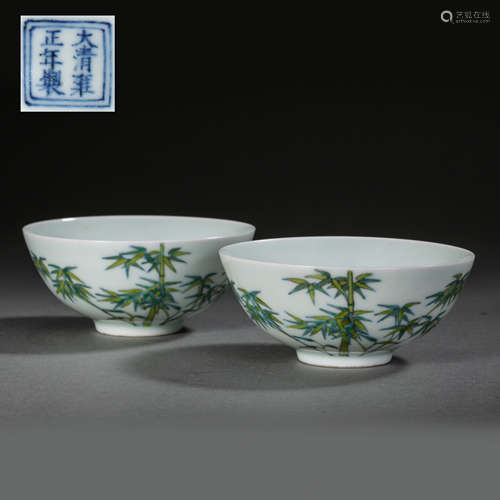 A PAIR OF CHINESE QING DYNASTY YONGZHENG FAMILLE ROSE BOWLS ...