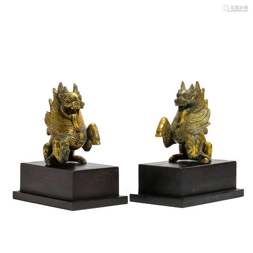 A PAIR OF CHINESE HAN DYNASTY BRONZE GILDED BEASTS  