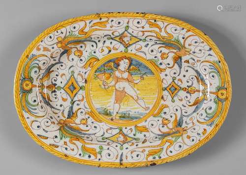 Piatto ovale in maiolica decorata a gran fuoco