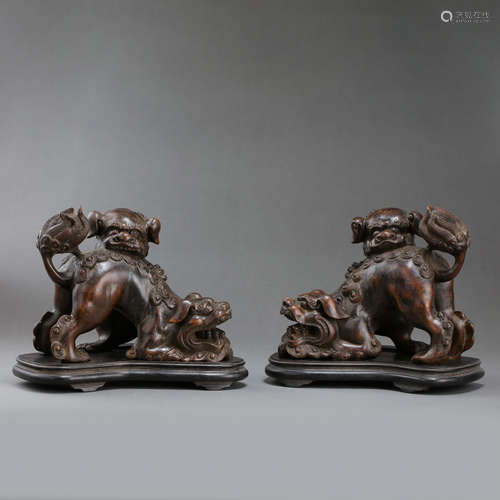 A PAIR OF SANDALWOOD LION STATUES FROM QING DYNASTY