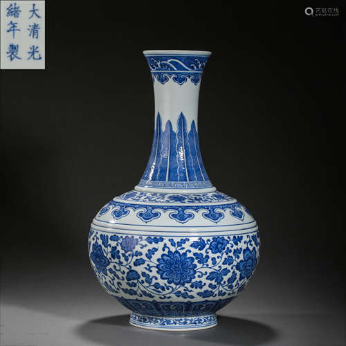 QING DYNASTY GUANGXU BLUE AND WHITE VASE WITH LONG NECK