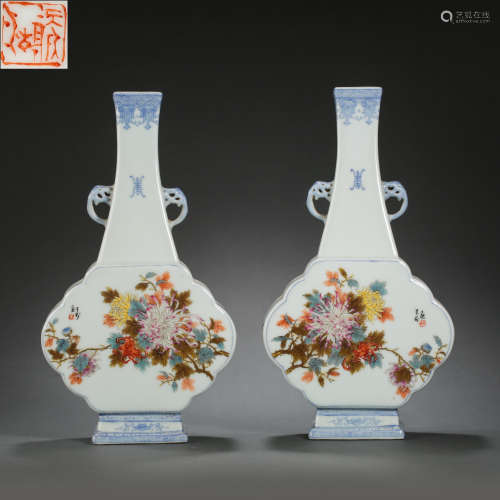 A PAIR OF 20TH CENTURY CHINESE BLUE AND WHITE VASE WITH TWO ...