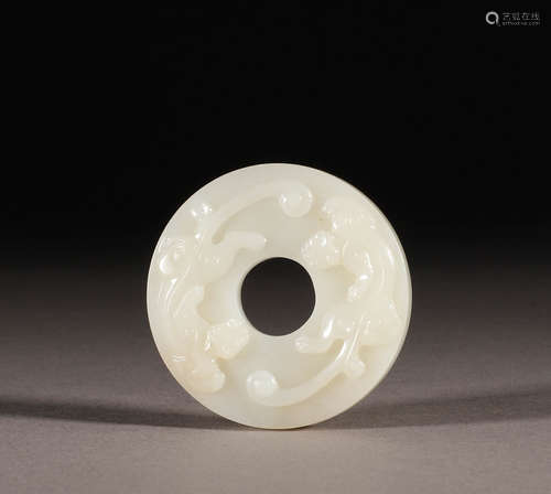 In the Qing Dynasty, the white jade dragon wall