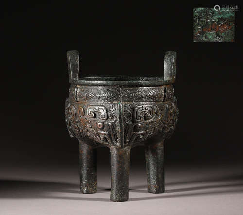 Bronze tripod with three legs and two ears in ancient China