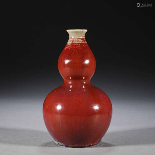 In the Qing Dynasty, monochrome glazed gourd bottle