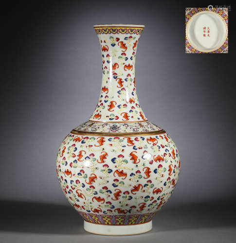 In the Qing Dynasty, pastel vases with Fushou pattern