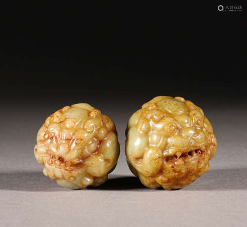 In the Qing Dynasty, a pair of beaded animal heads