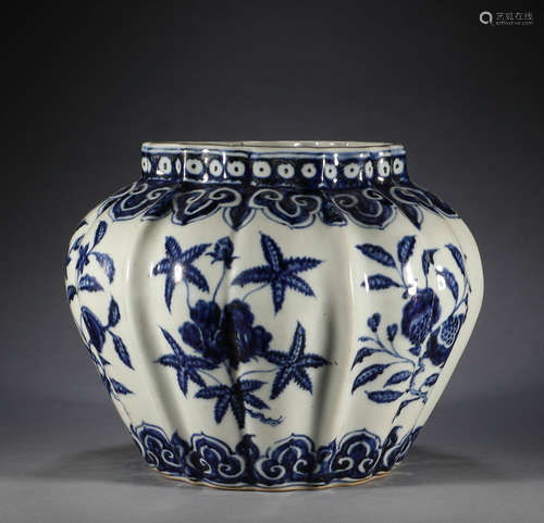 Ming Dynasty, blue and white flower pattern pot