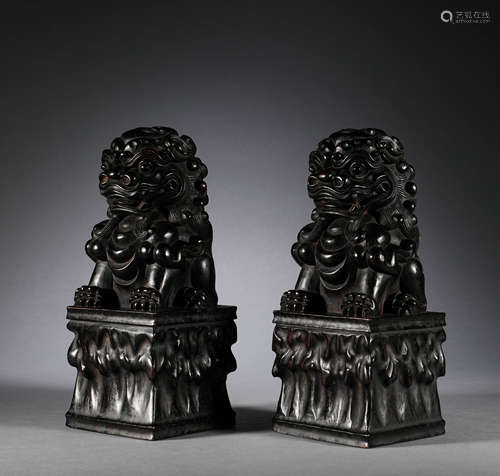 A pair of red sandalwood lion paper towns in the Qing Dynast...