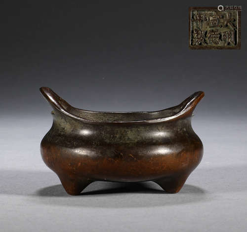 In the Ming Dynasty, the bronze two ear three foot stove