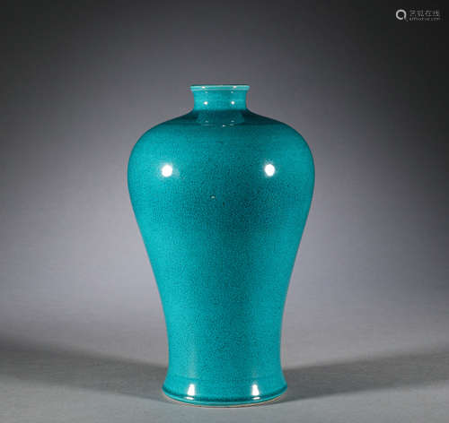 Single color glazed plum vase in Qing Dynasty