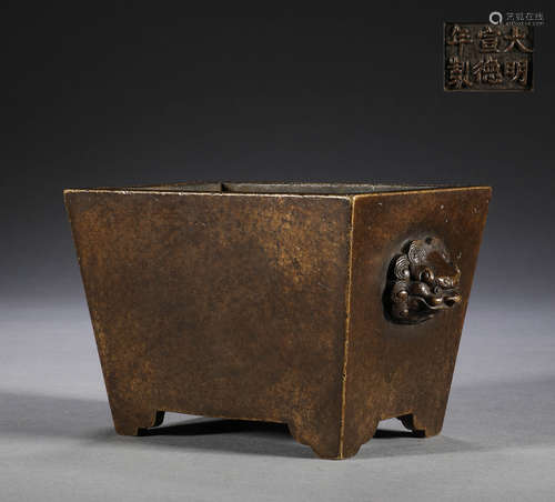 In the Ming Dynasty, the bronze double animal ear censer