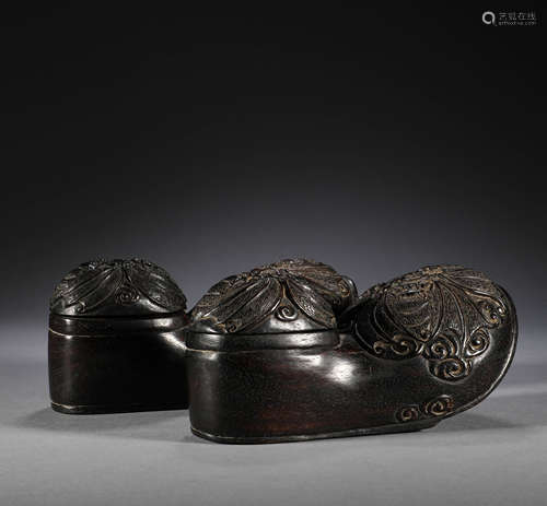 A pair of red sandalwood Fushou paper towns in the Qing Dyna...