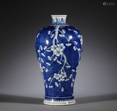 In the Qing Dynasty, blue and white plum vase with ice patte...