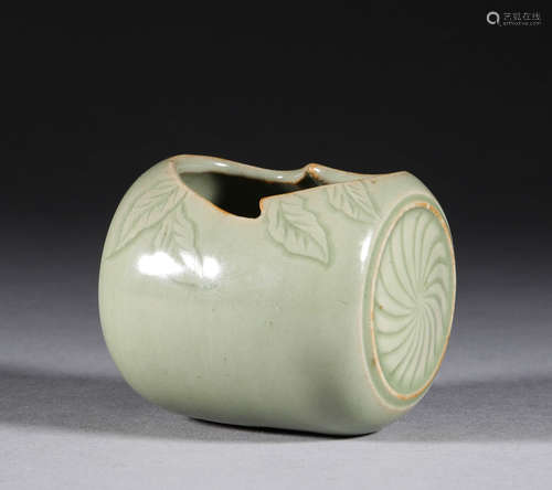 In ancient China, Longquan kiln bird food pot