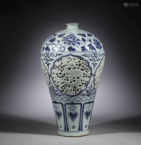 Ming Dynasty, blue and white hollow flower dragon plum vase