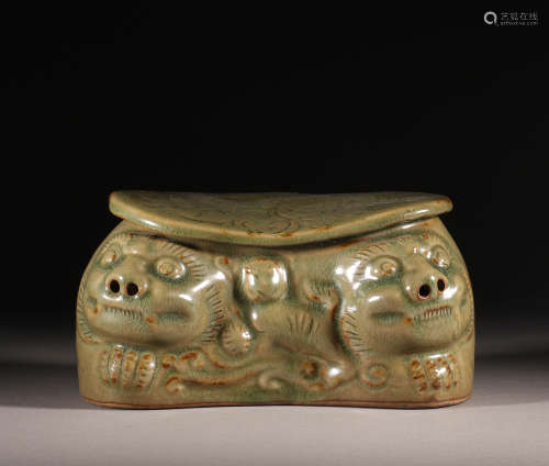 In ancient China, Raozhou kiln double lion porcelain pillow