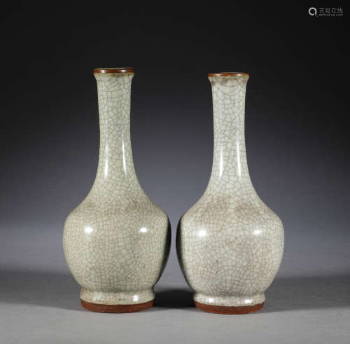 In the Qing Dynasty, a pair of Guanyin vases in Ge Yao