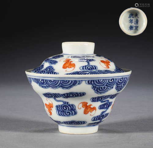 In the Qing Dynasty, the blue and white Fushou cloud pattern...