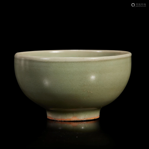 A Chinese Longquan celadon small bowl Song/Yuan dynasty