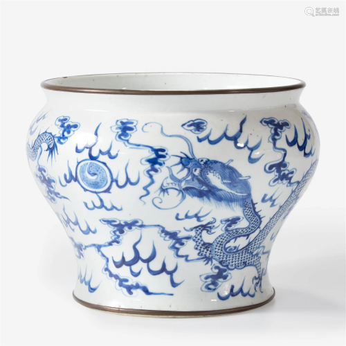 A Chinese blue and white porcelain "Dragons" jar f...