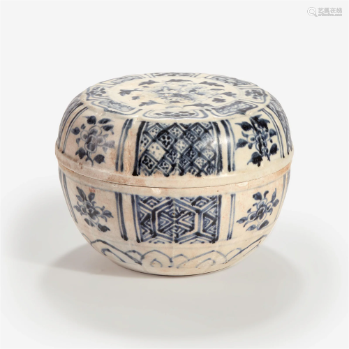 A large Vietnamese blue and white covered lobed box Le dynas...