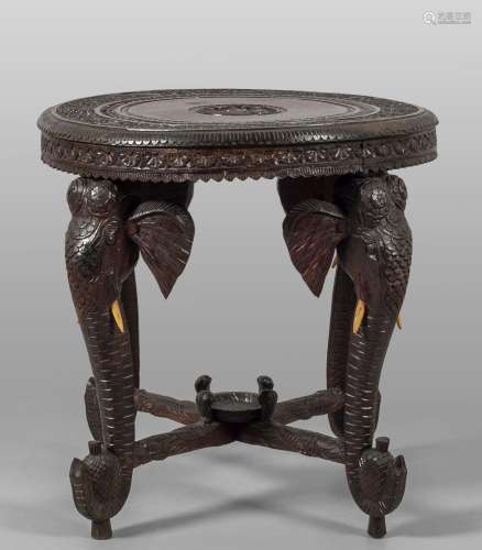 Tavolino in legno intagliato, Arte Orientale