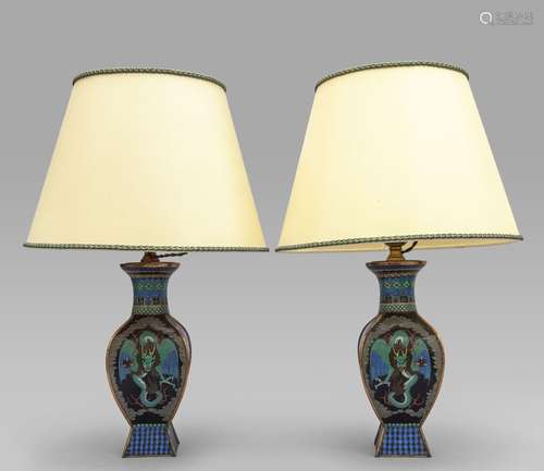 Coppia di vasi cloisonnè adattati a lampada, Cina