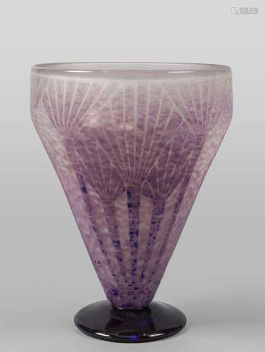 Le Verre Francais, vaso in vetro cammeo decorato