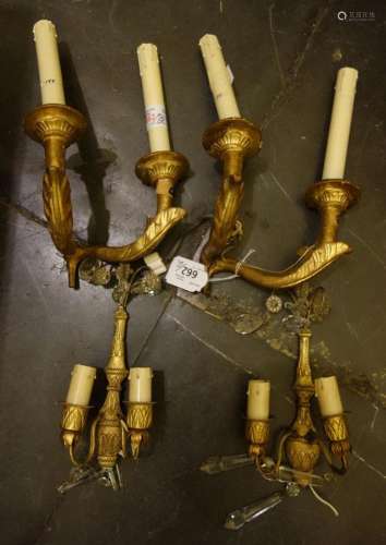 Coppia di braccetti in legno intagliato e dorato