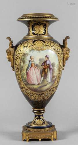 Vaso in porcellana di Sevres decorato con scena