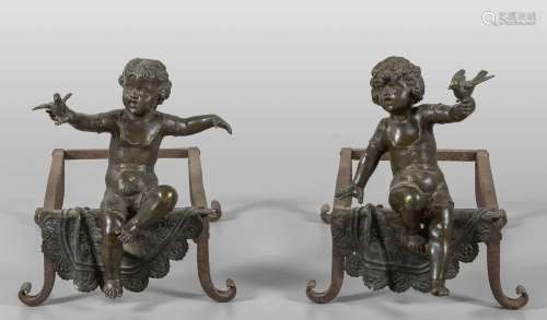 Coppia di alari con putti in bronzo brunito,