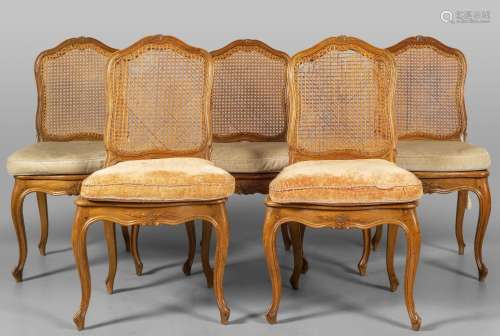 Cinque sedie Luigi XV in noce con schienale e