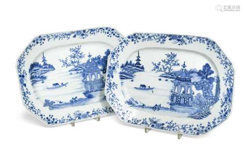 A pair of Chinese blue and white export porcelain small meat...