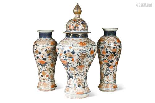 A Japanese Imari porcelain garniture of three vases, Edo Per...