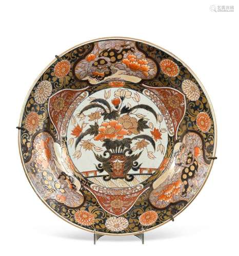 A Japanese Imari porcelain charger, Edo Period, 18th century...