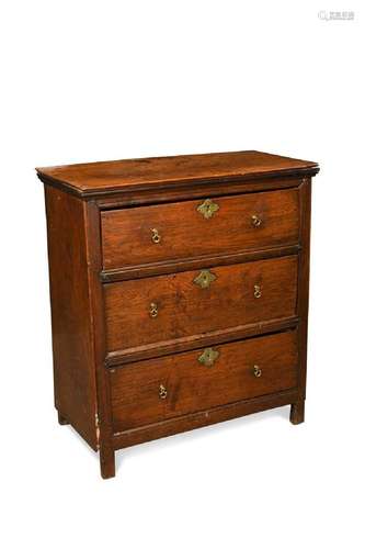 An elm chest of drawers, 18th century,