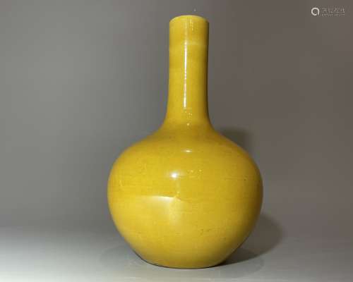 清中期黄釉天球瓶