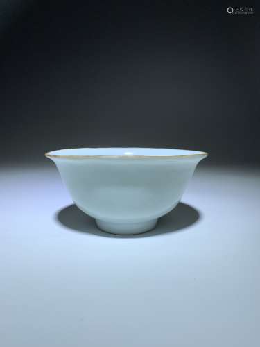 明中期白釉模印花卉纹碗