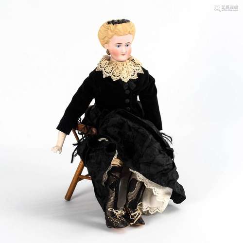 BLONDE BREAST HEAD LADY ON LITTLE CHAIR.