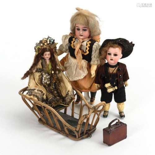 3 LITTLE DOLLS, SMALL SUITCASE AND OLD SLEDGE ATTACHMENT. AR...