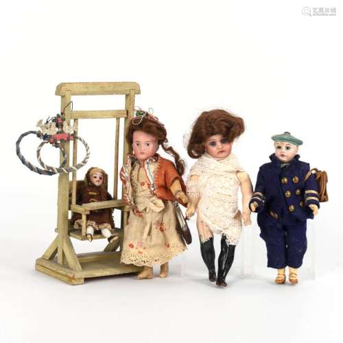 4 DOLLS + SWING. FOR THE DOLLHOUSE.