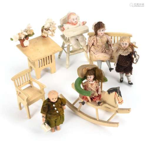 CONVOLUTE GARDEN FURNITURE + 5 DOLLS.