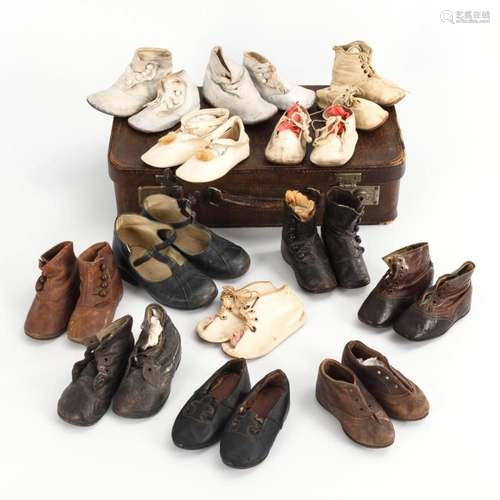 13 PAIRS OF OLD CHILDREN S SHOES IN BROWN SUITCASE.