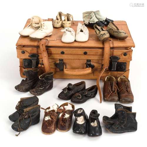 12 PAIRS OF OLD CHILDREN S SHOES IN LIGHT BROWN LEATHER CASE...